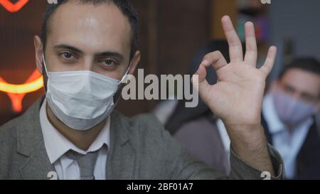 Geschäftsmann in Schutzmaske arbeitet während der Epidemie Stockfoto