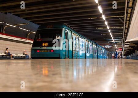 SANTIAGO, CHILE - MÄRZ 2016: Ein Zug der Metro de Santiago an einer Station der Linie 1 Stockfoto