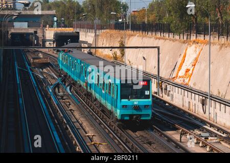 SANTIAGO, CHILE - MÄRZ 2016: Ein Santiago Metro Zug in der Nähe der Bahnhöfe Neptuno und San Pablo Stockfoto