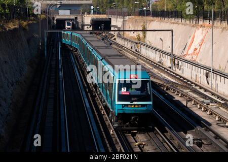 SANTIAGO, CHILE - MÄRZ 2016: Ein Santiago Metro Zug in der Nähe der Bahnhöfe Neptuno und San Pablo Stockfoto