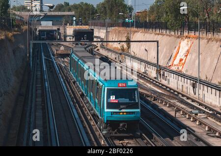 SANTIAGO, CHILE - MÄRZ 2016: Ein Santiago Metro Zug in der Nähe der Bahnhöfe Neptuno und San Pablo Stockfoto