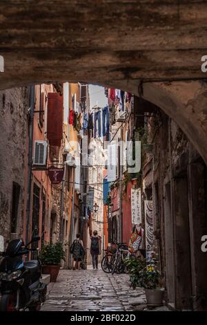 In den engen Gassen der Altstadt von Rovinj wird die Wäsche oft an der Wäscheleine von Haus zu Haus zum Trocknen aufgehängt. Stockfoto