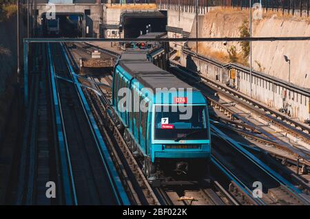 SANTIAGO, CHILE - MÄRZ 2016: Ein Santiago Metro Zug in der Nähe der Bahnhöfe Neptuno und San Pablo Stockfoto