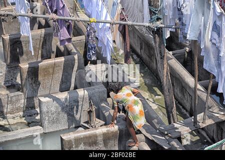 Mumbai, Indien-März 03,2013: Wäsche Dhobi Ghat in Mumbai waschen Menschen Kleidung auf einer Stadtstraße. Indiens größte Waschanlage. Stockfoto