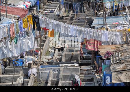 Mumbai, Indien-März 03,2013: Wäsche Dhobi Ghat in Mumbai waschen Menschen Kleidung auf einer Stadtstraße. Indiens größte Waschanlage. Stockfoto