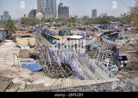 Mumbai, Indien-März 03,2013: Wäsche Dhobi Ghat in Mumbai waschen Menschen Kleidung auf einer Stadtstraße. Indiens größte Waschanlage. Stockfoto