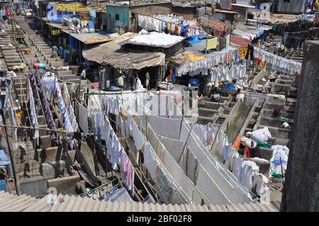 Mumbai, Indien-März 03,2013: Wäsche Dhobi Ghat in Mumbai waschen Menschen Kleidung auf einer Stadtstraße. Indiens größte Waschanlage. Stockfoto