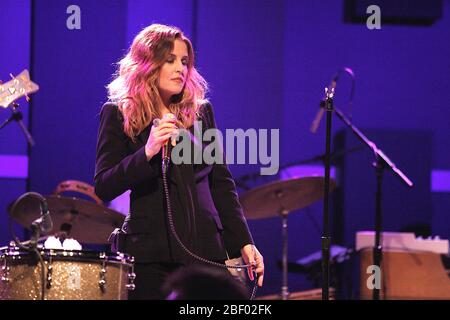 Lisa Marie Presley spielt am 11. Juni 2012 in Philadelphia, Pennsylvania, bei der ersten Nacht ihrer Sturm- und Grace-Tour im World Cafe Live. Quelle: Scott Weiner/MediaPunch Stockfoto