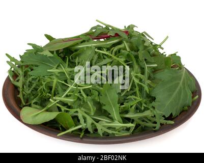 Mix aus frischem Salat, Mangold, Rucola, mizuna, Draufsicht isoliert auf weißem Hintergrund Stockfoto