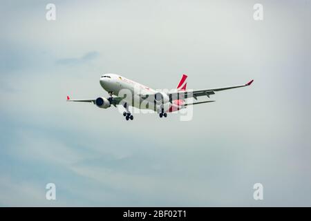 CHANGI SINGAPORE: AIR MAURITIUS Airline Flugzeug landet am 27 2020. März auf dem Changi International Airport in Singapur Stockfoto