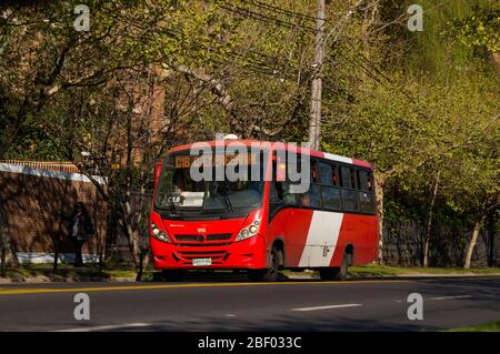 SANTIAGO, CHILE - SEPTEMBER 2016: Ein Transantiago-Bus in Las Condes Stockfoto