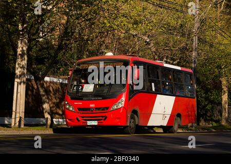 SANTIAGO, CHILE - SEPTEMBER 2016: Ein Transantiago-Bus in Las Condes Stockfoto