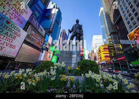 NEW YORK, N.Y/USA – 14. April 2020: Der Times Square in Midtown Manhattan ist leer, weil es gesundheitliche Bedenken gibt, die Ausbreitung des Coronavirus zu stoppen. Stockfoto