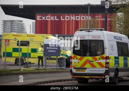 Excel Exhibition Centre, London, Großbritannien. April 2020. Ein ruhiger Nachmittag vor dem Nightingale Hospital in London. Das Krankenhaus ist bereit, 4,000 Coronavirus-Patienten aufzunehmen. Quelle: Marcin Nowak/Alamy Live News Stockfoto