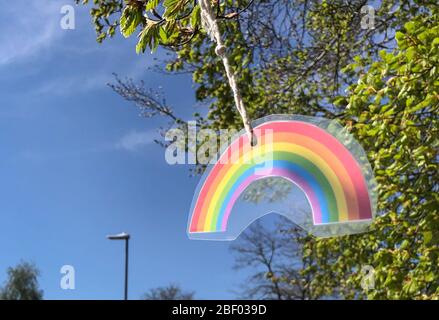 High Wycombe, Großbritannien. April 2020. Ein Baum ist geschmückt und dankt dem NHS während der Covid-19 Pandemie, da die britische Regierung am 14. April 2020 anraten sollte, die soziale Distanz zu wahren und die Zeit draußen in High Wycombe zu minimieren. Kredit: Prime Media Images/Alamy Live News Stockfoto