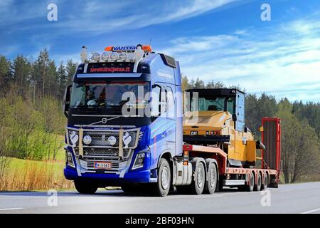 Volvo FH16 750 Sattelauflieger von Lavettikuljetus Ylitalo & Vahtera Oy schleppt Cat CW34 pneumatische Rolle entlang Autobahn. Salo, Finnland – 26. April 2019. Stockfoto