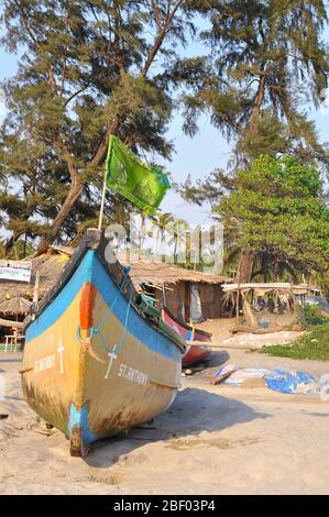 GOA, INDIEN-MÄRZ 05,2013: Altes Fischerboot am Strand in Goa, Nahaufnahme Stockfoto