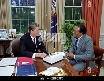12/14/1981 Präsident Reagan mit Samuel Pierce Jr im Oval Office Stockfoto