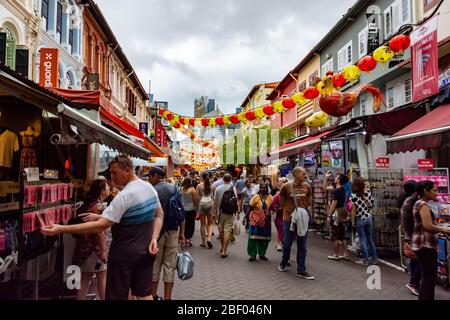 Chinatown Einkaufsviertel während des chinesischen Neujahrs während des Tages, Singapur, 15. Februar 2020 Stockfoto