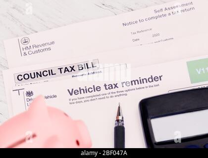 rat Steuerrechnung, Fahrzeug Steuer Erinnerung, Steuer-Selbsteinschätzung, Sparschwein, Rechner, Stift auf dem Schreibtisch Stockfoto