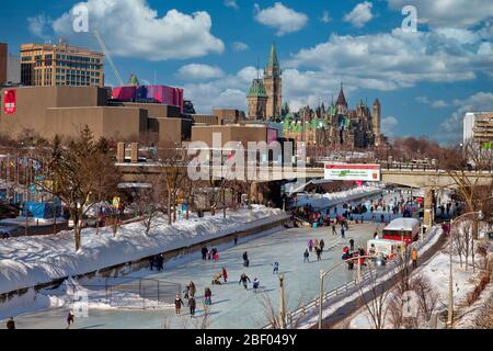 Eisstreckerei auf dem Rideau Kanal in Ottawa, Hauptstadt von Kanada, in Ontario, Kanada, Nordamerika Stockfoto