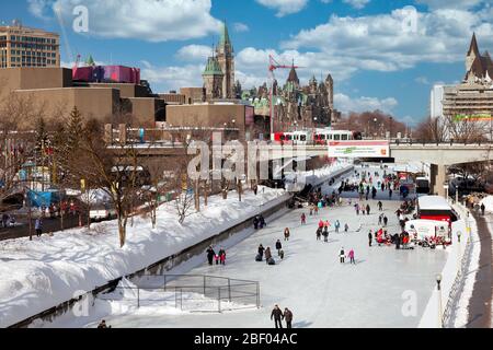 Eisstreckerei auf dem Rideau Kanal in Ottawa, Hauptstadt von Kanada, in Ontario, Kanada, Nordamerika Stockfoto