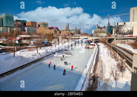 Eisstreckerei auf dem Rideau Kanal in Ottawa, Hauptstadt von Kanada, in Ontario, Kanada, Nordamerika Stockfoto
