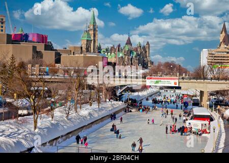 Eisstreckerei auf dem Rideau Kanal in Ottawa, Hauptstadt von Kanada, in Ontario, Kanada, Nordamerika Stockfoto