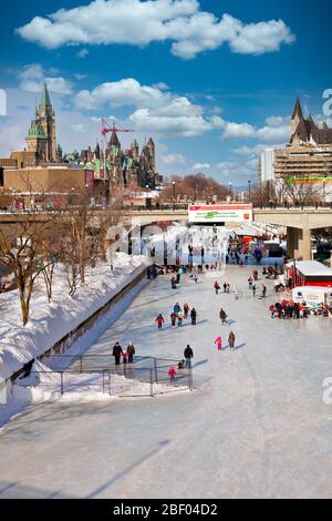 Eisstreckerei auf dem Rideau Kanal in Ottawa, Hauptstadt von Kanada, in Ontario, Kanada, Nordamerika Stockfoto