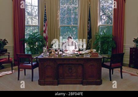 10/26/1988 Präsident Reagan im Oval Office Stockfoto