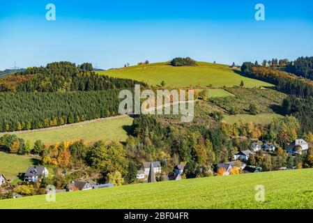 Landschaft mit bunten Bäumen mit Blättern im Herbst im Niedergebirge sauerland, deutschland Stockfoto