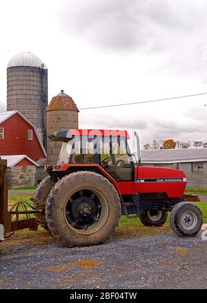 Ein großer Fall International Traktor vor der Silos auf einem Bauernhof der Familie geparkt Stockfoto