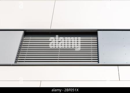 Detail des modernen Wohngebäudes mit jalousien in Fenstern auf Keramik belüfteten Fassade. Stockfoto