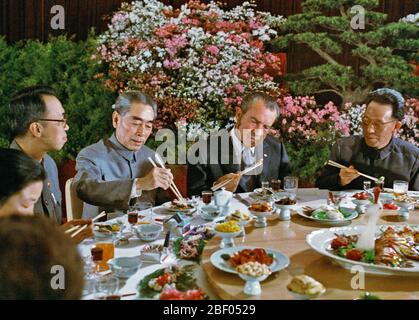 Präsident Nixon versucht mutig seine Stäbchen an einem Bankett in seiner Ehre gegeben, Stockfoto