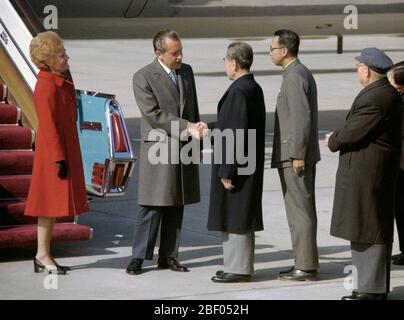 Präsident Nixon Händeschütteln mit Chou Enlai zu Füßen des Air Force One Treppe, Rampe, während Pat Nixon und Chinesische Beamte in der Nähe stand, Februar 21, 1972, symbolisch endet 17 Jahre Sino-American Spannung. Stockfoto