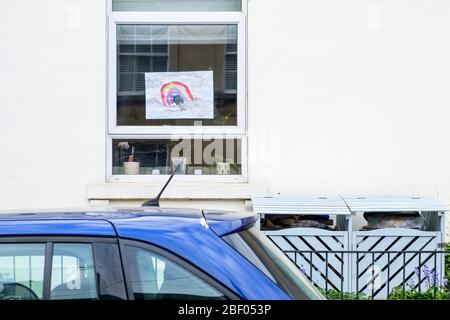 Chippenham, Wiltshire, Großbritannien, 16. April 2020. Da die Nation heute Abend erneut klatschen muss, um ihre Unterstützung für das NHS zu zeigen, wird ein Kindergemälde eines Regenbogens (ein Symbol der Unterstützung für Menschen, die Solidarität mit den NHS-Arbeitern zeigen wollen) in einem Vorderfenster eines Hauses in Chippenham, Wiltshire, abgebildet. Kredit: Lynchpics/Alamy Live News Stockfoto