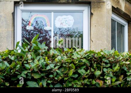 Chippenham, Wiltshire, Großbritannien, 16. April 2020. Da die Nation heute Abend erneut klatschen muss, um ihre Unterstützung für den NHS zu zeigen, wird in einem Fenster eines Hauses in Chippenham, Wiltshire, eine Kinderzeichnung eines Regenbogens (ein Symbol der Unterstützung für Menschen, die Solidarität mit den NHS-Arbeitern zeigen wollen) abgebildet. Kredit: Lynchpics/Alamy Live News Stockfoto