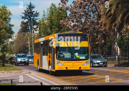 SANTIAGO, CHILE - SEPTEMBER 2016: Ein Transantiago-Bus Stockfoto