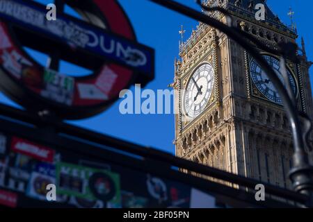 Big Ben, durch das Schild zur Westminster U-Bahnstation gesehen. Der Palast von Westminster ist der Treffpunkt des Unterhauses und der Hou Stockfoto