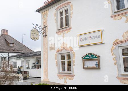 Feb 1, 2020 - Steingaden, Deutschland: Seitenfassade des traditionellen Rokoko-Restaurants gasthof schweiger bei Wieskirche Stockfoto