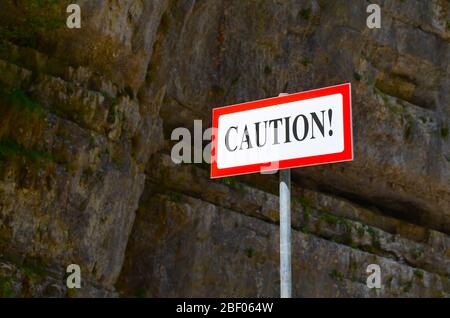 Warnschild in den Bergen. Vorsicht. Stockfoto