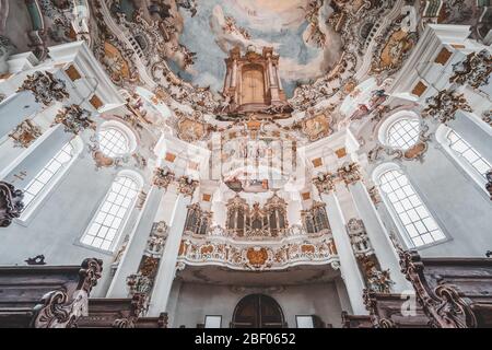 1. Feb 2020 - Steingaden, Deutschland: Eingangsfassade mit Orgelpipel und Deckenfresko in der Wallfahrtskirche wies, wieskirche Stockfoto