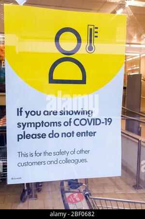 Wood Green, London, UK 16 Apr 2020 - Sign on COVID-19 auf dem Display in LidlÕs Fenster in Wood Green, Nord-London während des Coronavirus Pandemie Ausbruch. Die Sperrung des Coronavirus verlangsamt die Ausbreitung von COVID-19 und verringert den Druck auf das NHS. Kredit: Dinendra Haria/Alamy Live News Stockfoto