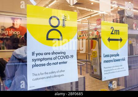 Wood Green, London, UK 16 Apr 2020 - Sign on COVID-19 auf dem Display in LidlÕs Fenster in Wood Green, Nord-London während des Coronavirus Pandemie Ausbruch. Die Sperrung des Coronavirus verlangsamt die Ausbreitung von COVID-19 und verringert den Druck auf das NHS. Kredit: Dinendra Haria/Alamy Live News Stockfoto