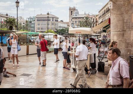 Valencia, Spanien - 16. Juni 2017: Straßenatmosphäre auf dem Platz der Kathedrale von Valencia, wo die Menschen auf einem Straßenmarkt Tag im Frühjahr zu Fuß Stockfoto