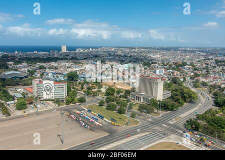 Luftaufnahme von der Spitze des José Martí Memorial Tower mit Blick auf die Altstadt von Havanna, mit bunten Oldtimer-Taxis warten auf dem Platz, Pla Stockfoto