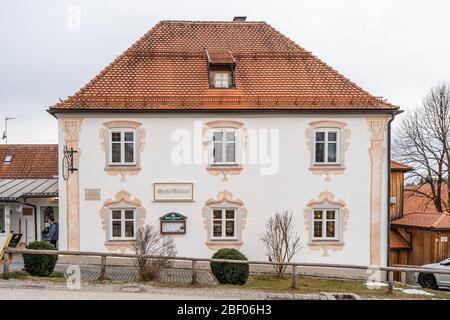 Feb 1, 2020 -- Steingaden, Deutschland: Seitenfassade des traditionellen Rokoko-Restaurants mit dem Namen Gasthof Schweiger an der Wand bei der Wieskirche Stockfoto