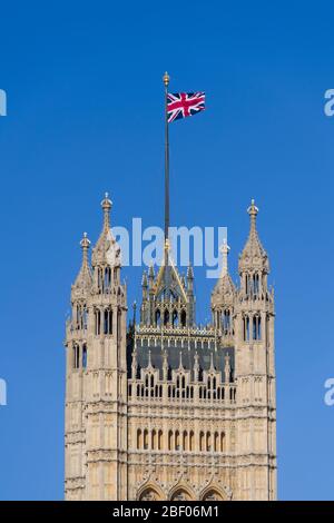 Eine Union Jack Flagge fliegen aus, der Victoria Tower, Palace of Westminster allgemein bekannt als die Houses of Parliament, die der Treffpunkt der ist Stockfoto