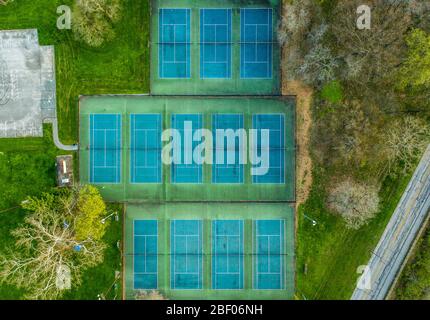 Luftaufnahme von leeren Tennisplätzen in einem Park Stockfoto
