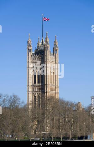 Eine Union Jack Flagge fliegen aus, der Victoria Tower, Palace of Westminster allgemein bekannt als die Houses of Parliament, die der Treffpunkt der ist Stockfoto